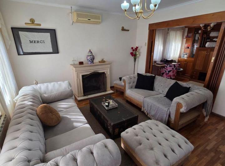 Casa · 200m² · 5 Dormitorios · 2 Cocheras