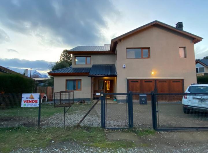 Casa · 340m² · 8 Ambientes · 2 Cocheras