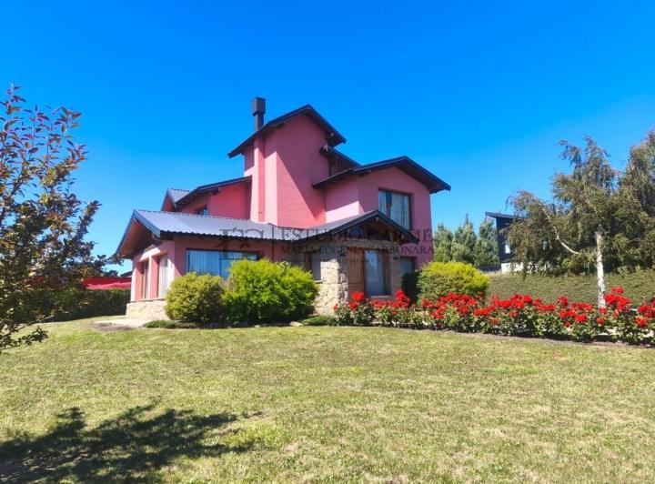Casa · 233m² · 7 Ambientes · 1 Cochera