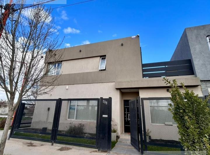Casa · 375m² · 5 Ambientes · 2 Cocheras