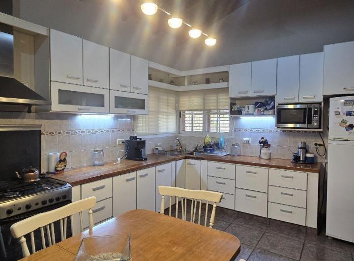 Casa · 200m² · 7 Ambientes · 2 Cocheras