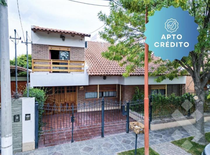 Casa · 199m² · 9 Ambientes · 2 Cocheras