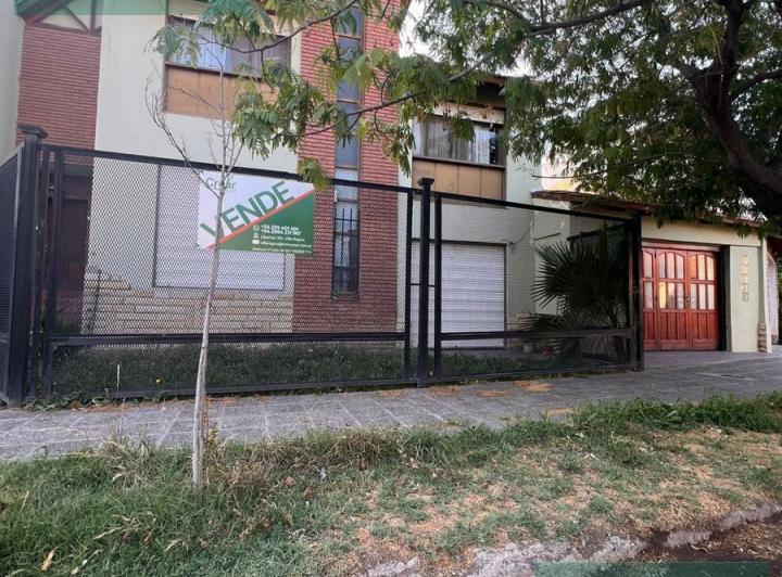 Casa · 4 Dormitorios · 1 Cochera
