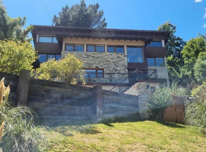 Casa · 330m² · 5 Ambientes · 1 Cochera