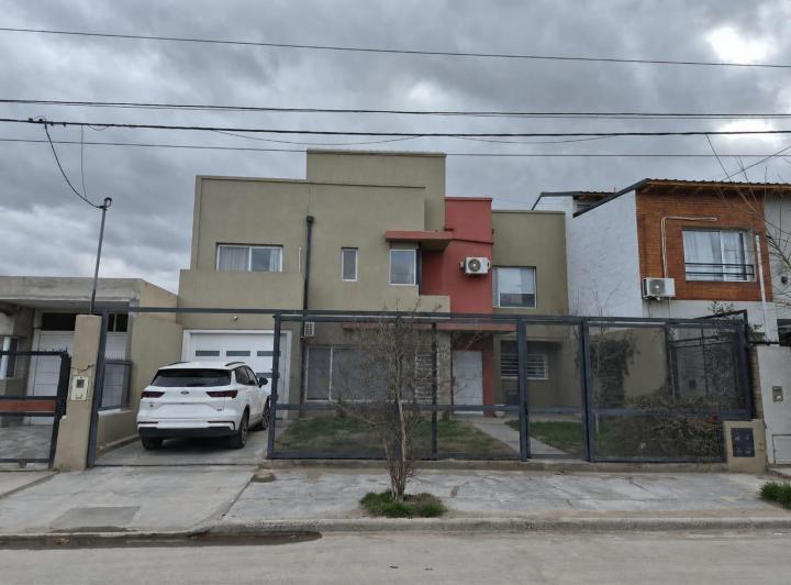 Casa · 219m² · 4 Dormitorios · 1 Cochera