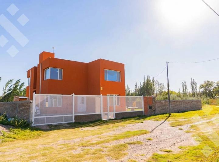 Casa · 180m² · 8 Ambientes · 1 Cochera