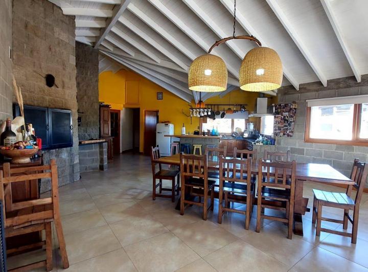 Casa · 240m² · 5 Ambientes · 2 Cocheras