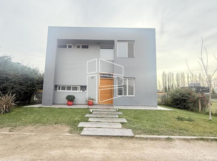 Casa · 228m² · 7 Ambientes