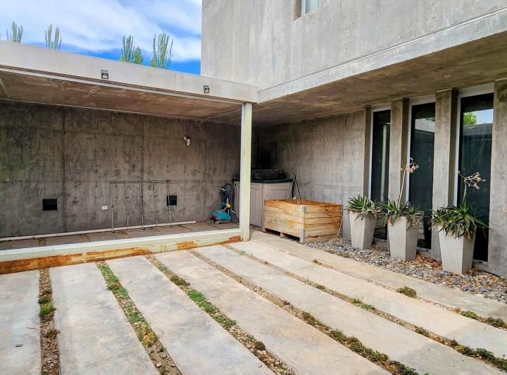 Casa · 300m² · 5 Ambientes · 2 Cocheras