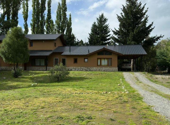 Casa · 263m² · 8 Ambientes · 1 Cochera