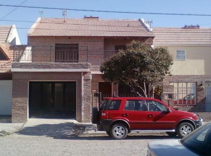 Casa · 217m² · 8 Ambientes · 1 Cochera