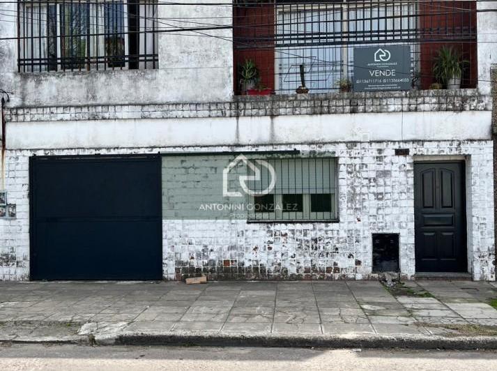 Casa · 215m² · 8 Ambientes · 1 Cochera