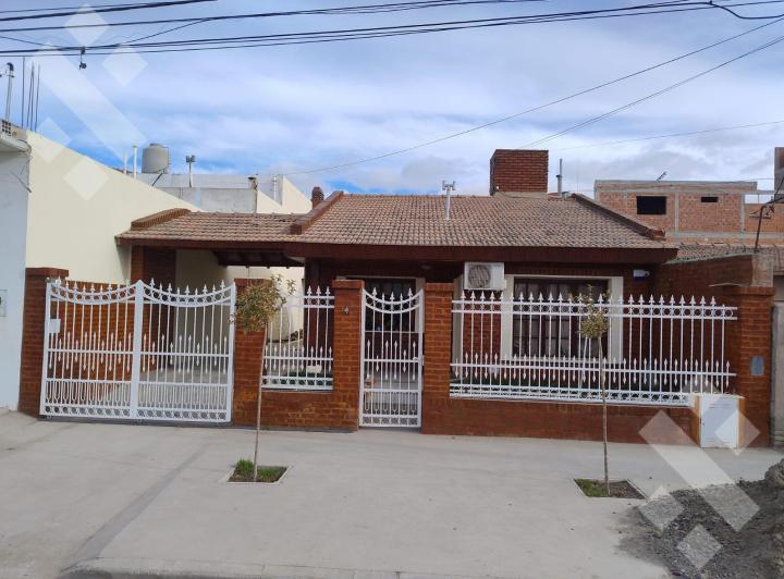 Casa · 200m² · 3 Ambientes · 1 Cochera