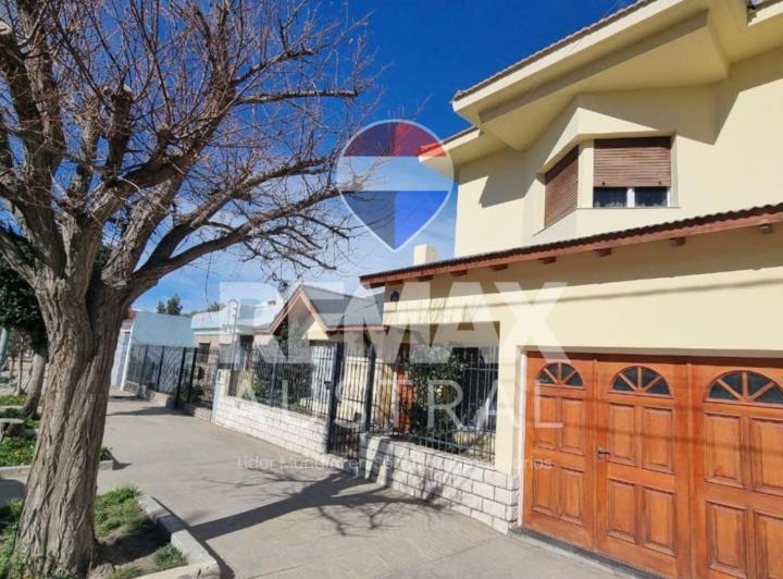 Casa · 400m² · 5 Ambientes · 1 Cochera