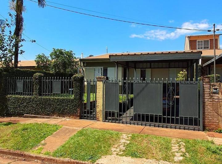 Casa · 300m² · 5 Ambientes · 1 Cochera