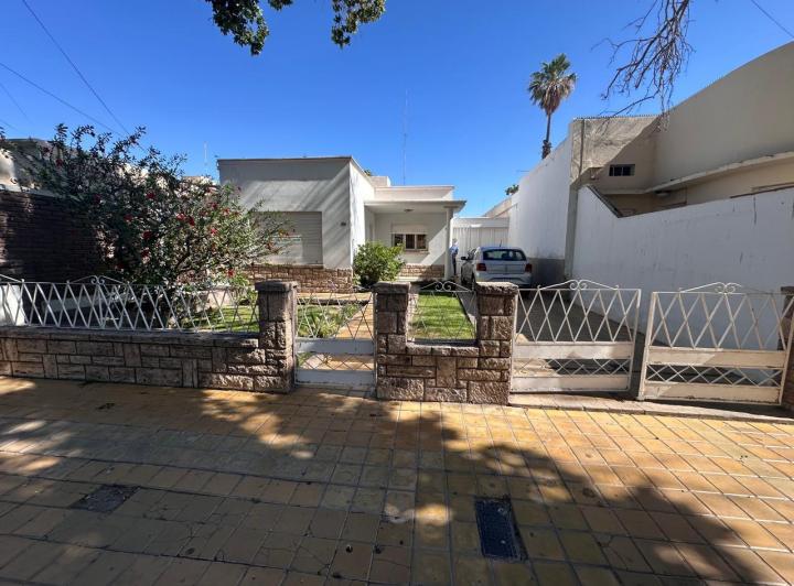 Casa · 130m² · 6 Ambientes · 3 Cocheras