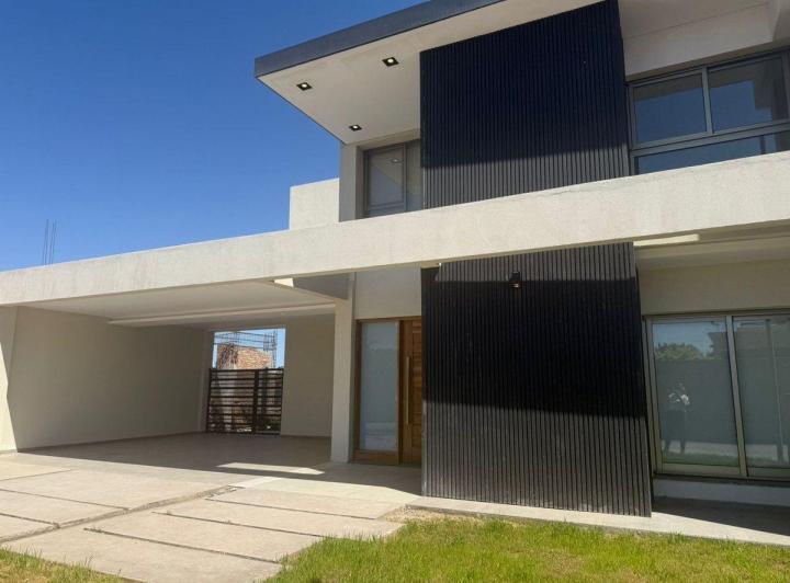 Casa · 310m² · 6 Ambientes · 2 Cocheras