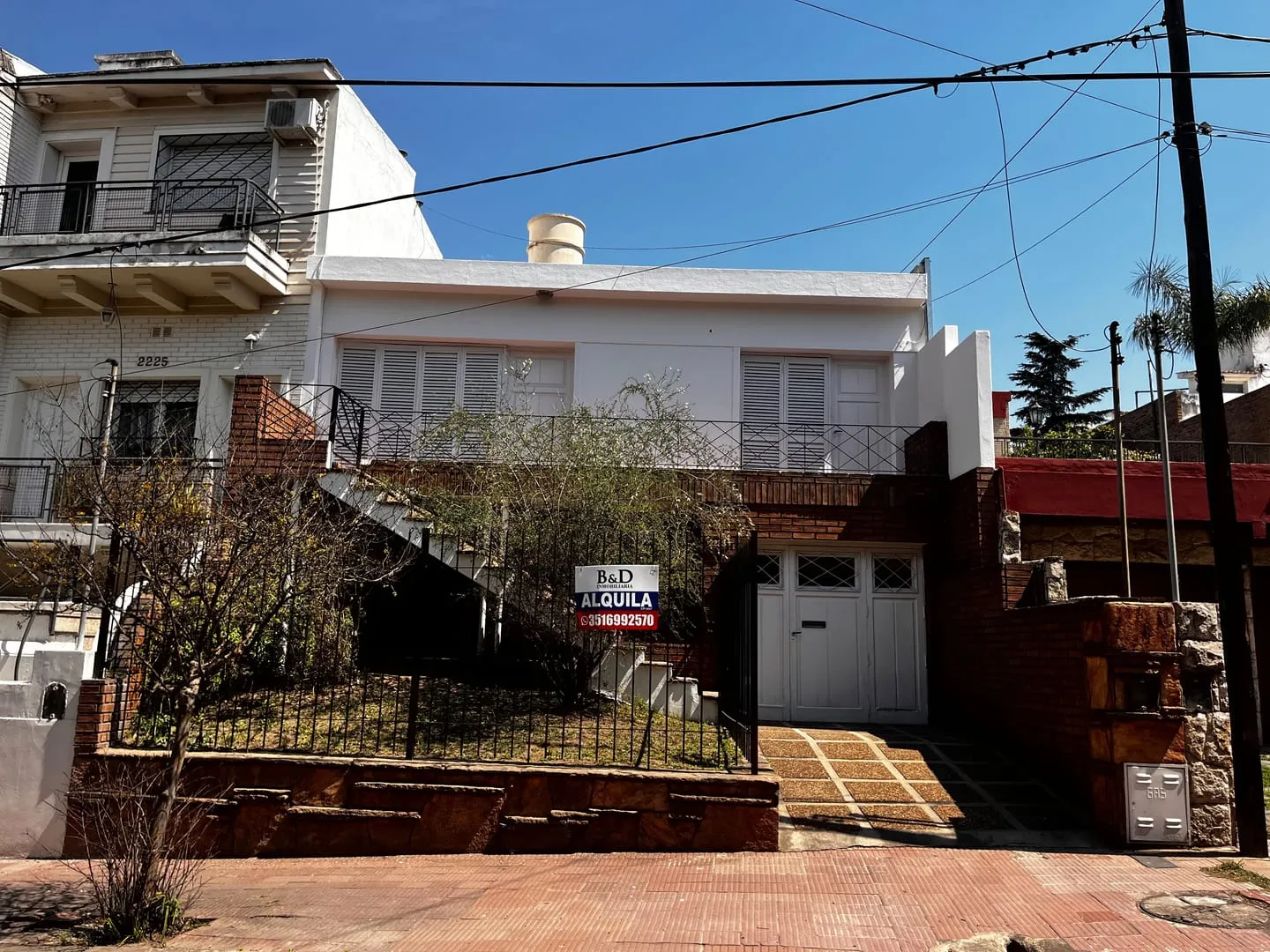 ALQUILO CASA TRES DOR CON COCHERA PARQUE CHACABUCO