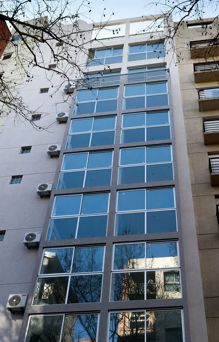 Monoambiente divisible de 47 m2 con balcón y cochera fija descubierta.
