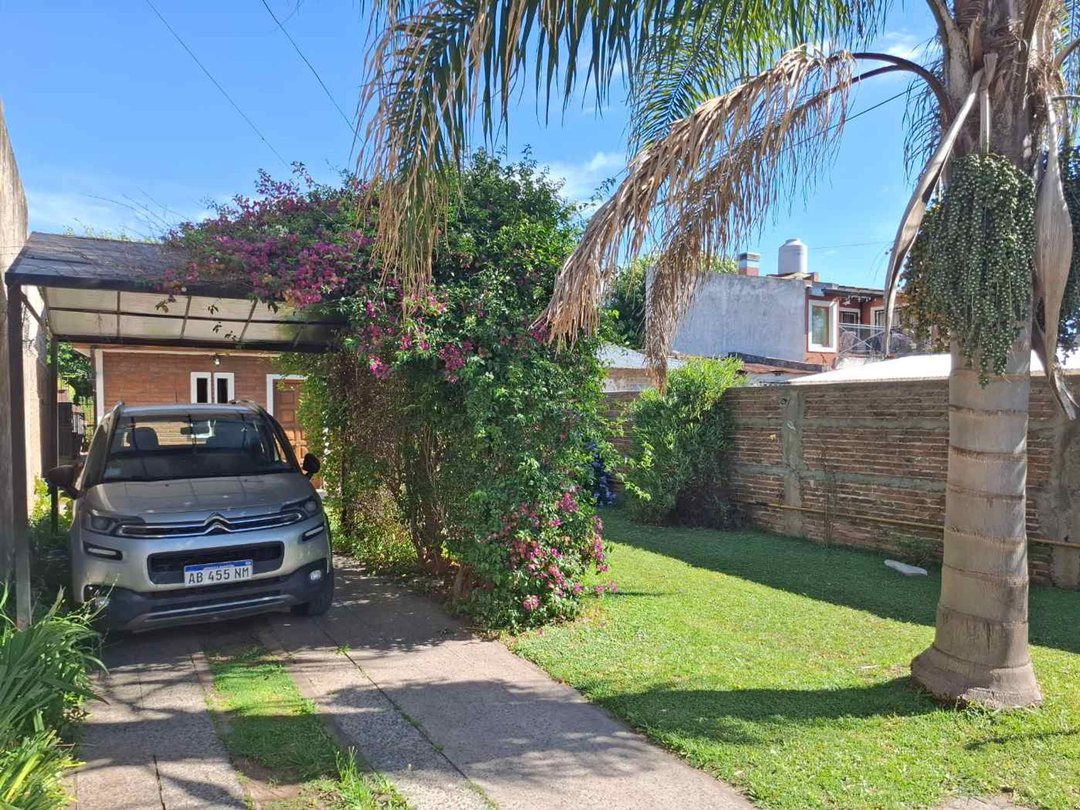 CASA 4 AMBIENTES VENTA TEMPERLEY JARDIN 2 FAMILIAS