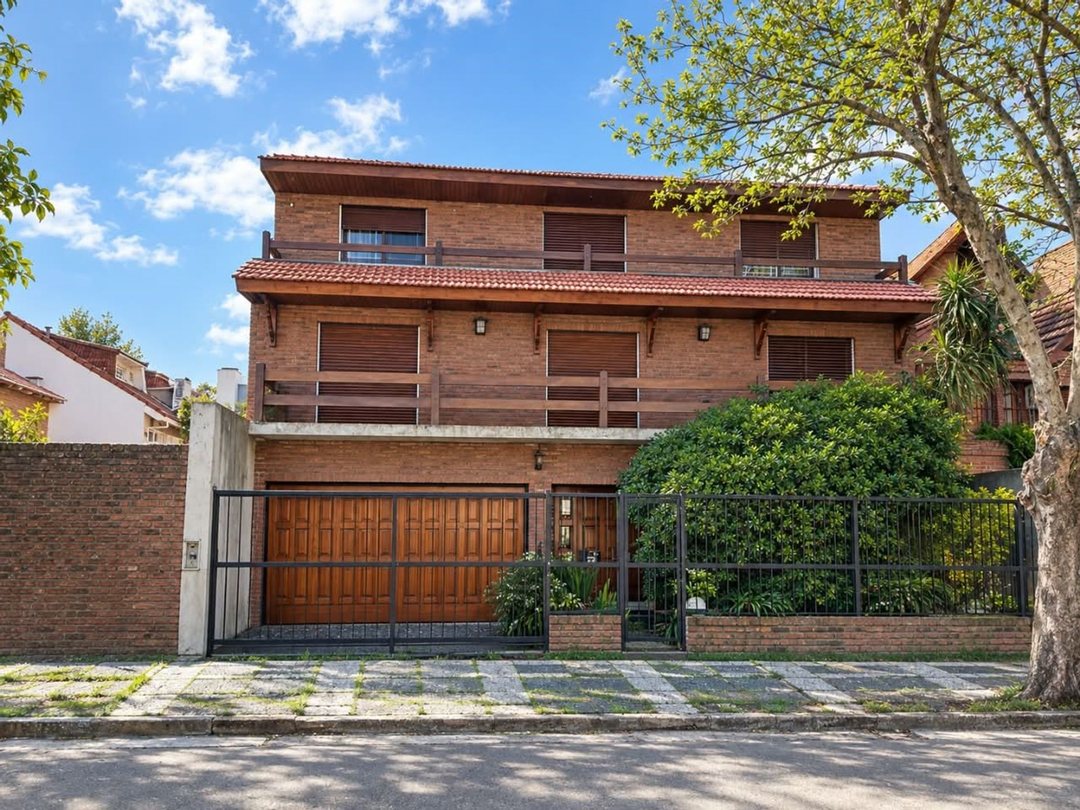 VENTA CASA EN 3 PLANTAS CON JARDIN PILETA MARTINEZ