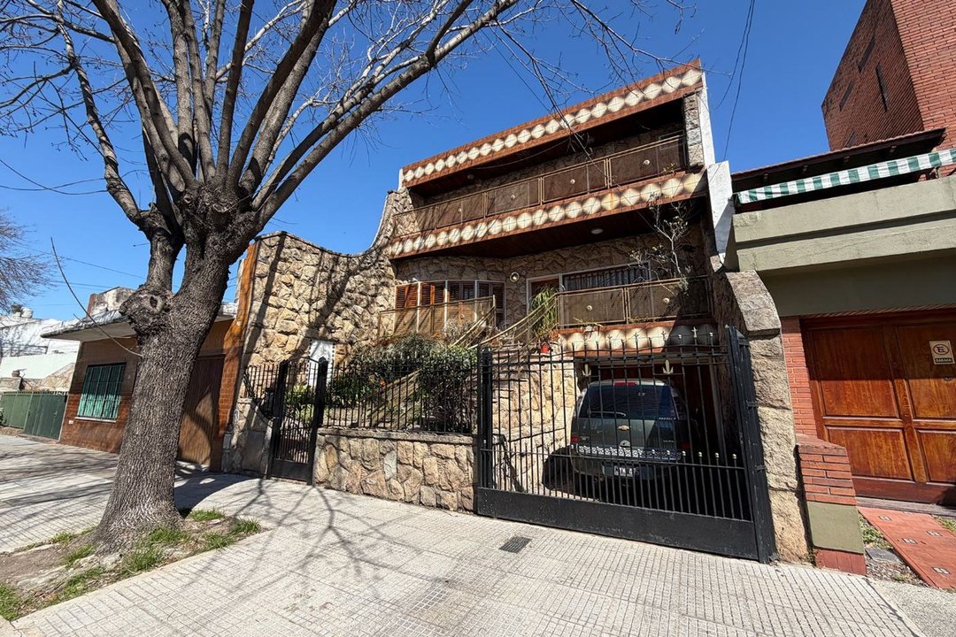 Venta Casa 5 Ambientes Versalles