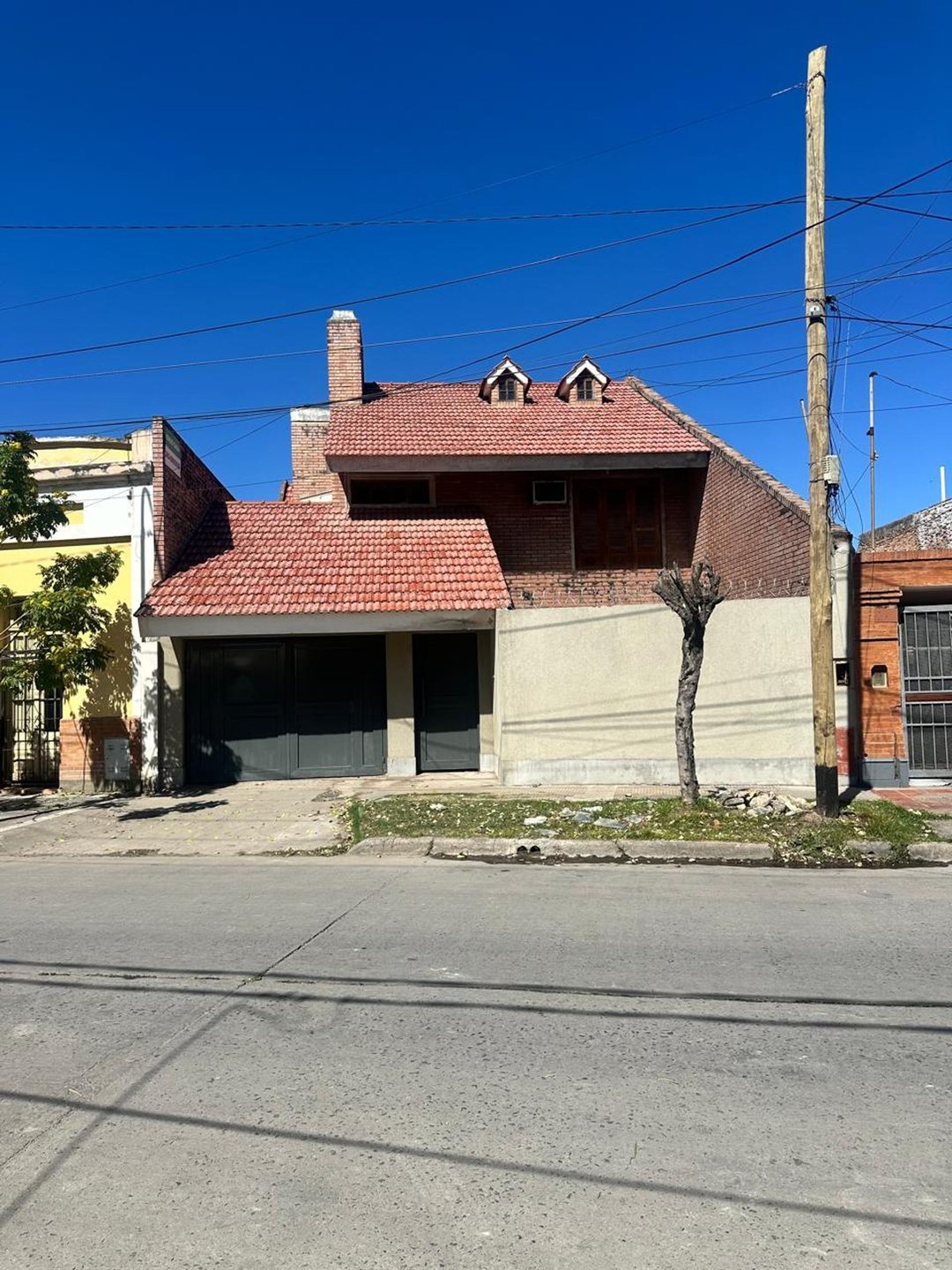 Casa con Quincho y Pileta, Calle Saavedra!