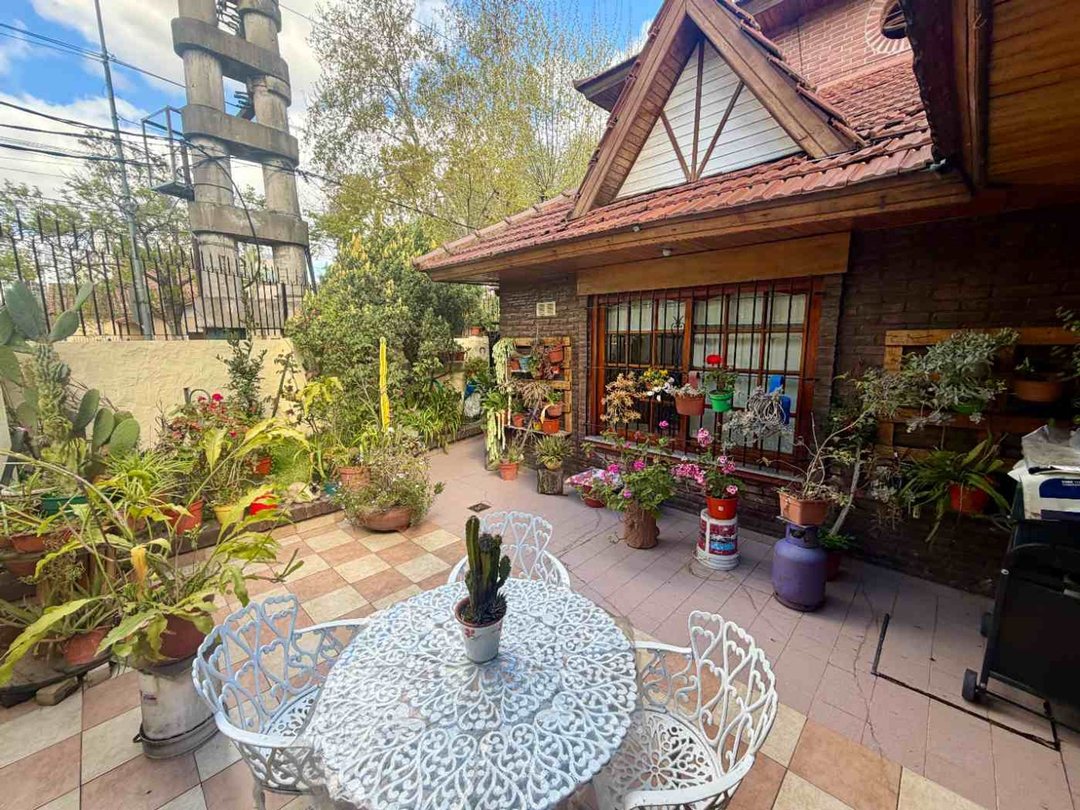 CASA 4 AMBIENTES EN VENTA EN LOMAS DE ZAMORA