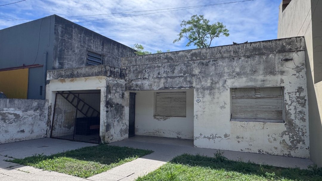 SE VENDE CASA A REFACCIONAR - Avellaneda Sta. Fe.