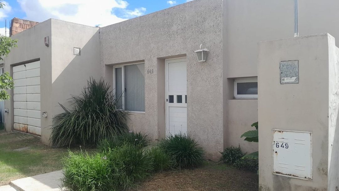 CASA EN VENTA CON PILETA VILLA MARÍA-APTA CREDITO