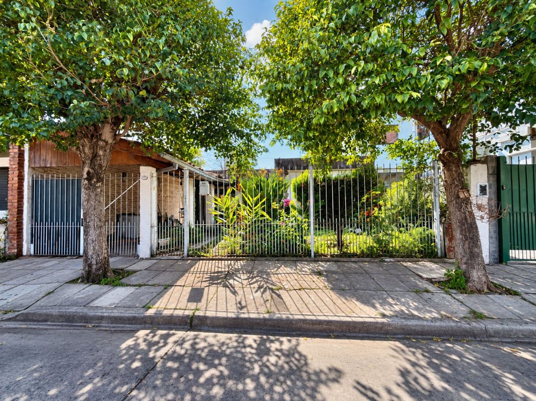 CASA CON LOTE PROPIO Y POTENCIAL DE PROYECTO