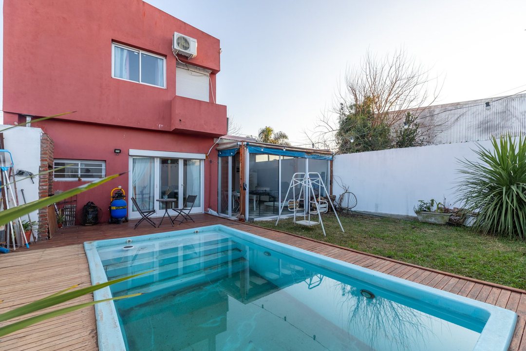 CASA VENTA LOS HORNOS 3 DORMITORIOS PILETA TERRAZA
