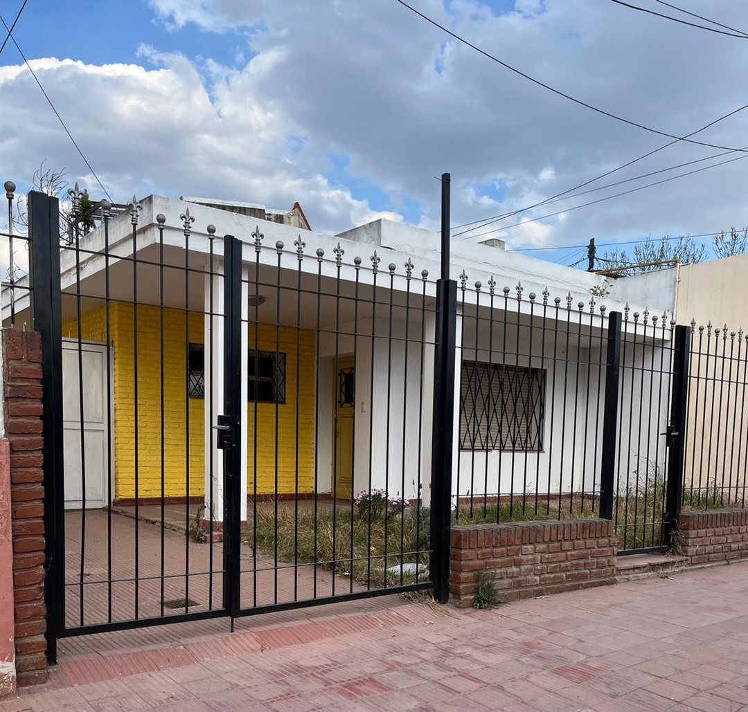 VENTA CASA + 2 DPTO ALTO ALBERDI MAESTRO VIDAL