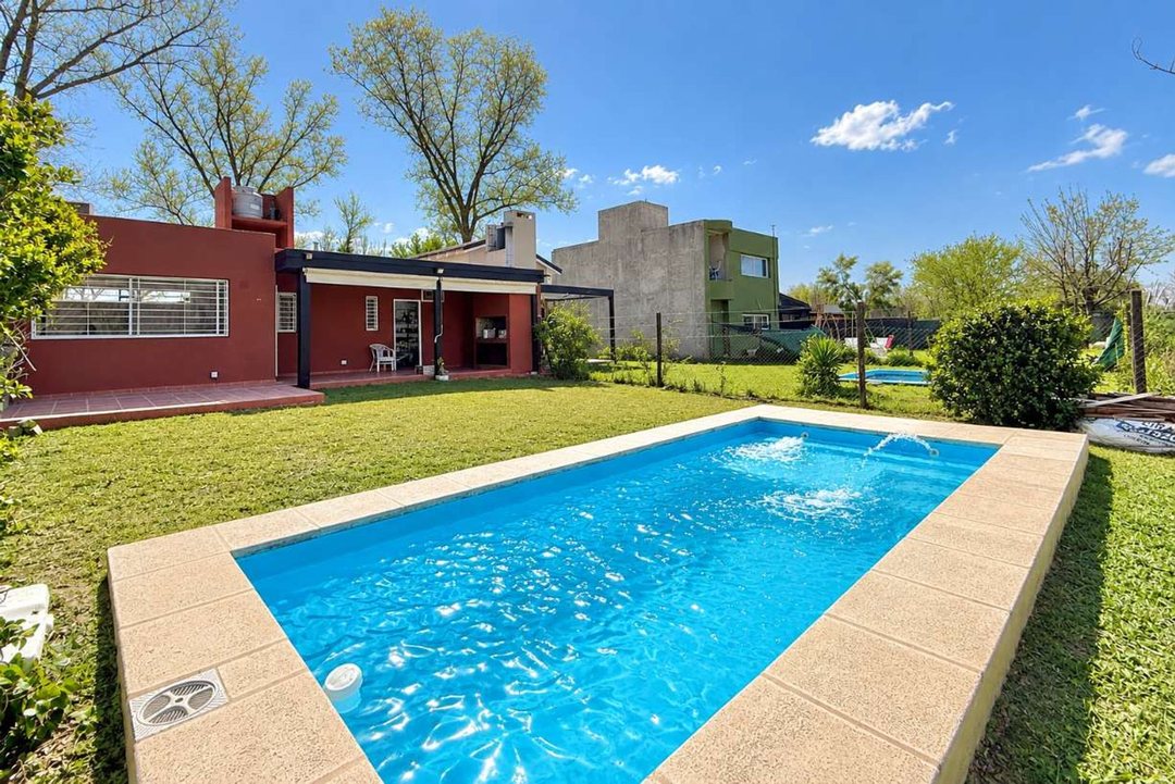CASA EN VENTA TRES DORMITORIOS Y PILETA EN ROLDAN