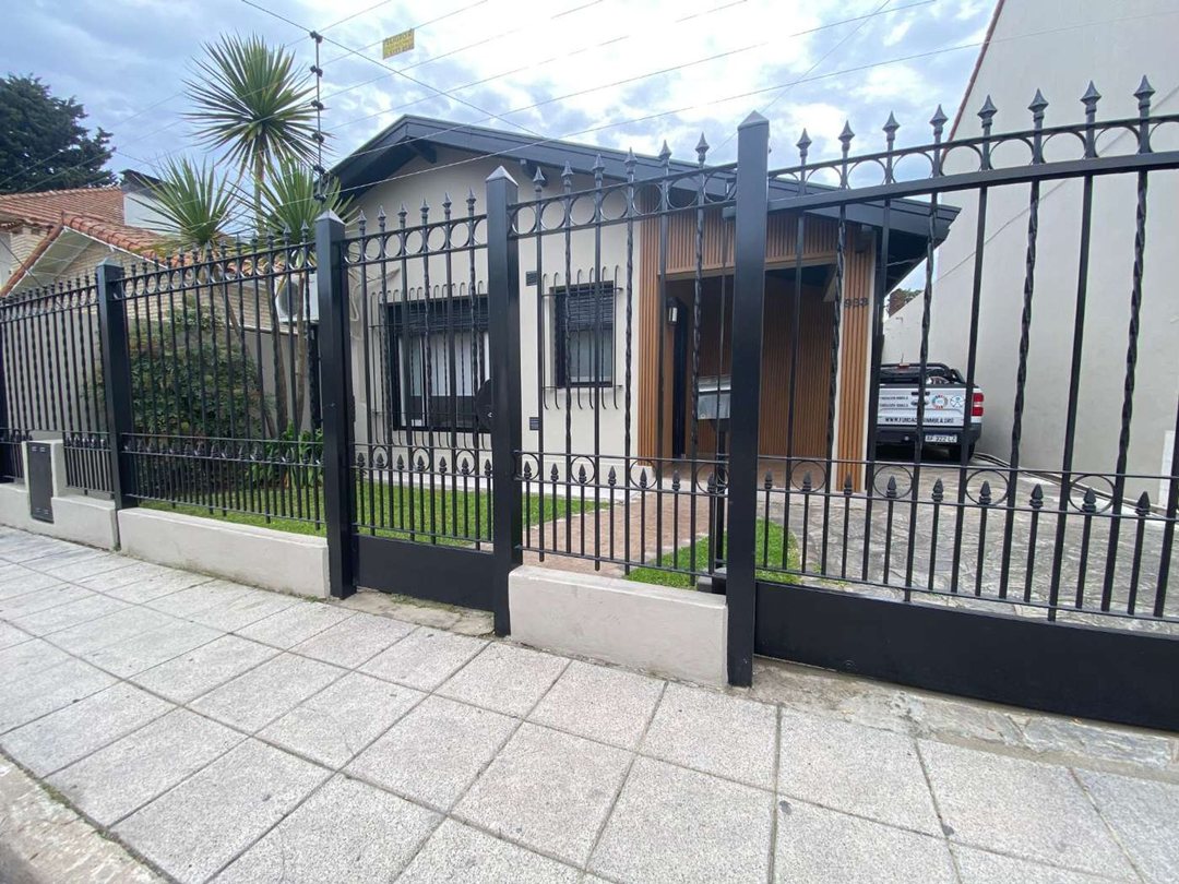CASA EN VENTA 4 AMBIENTES CON QUINCHO Y PILETA