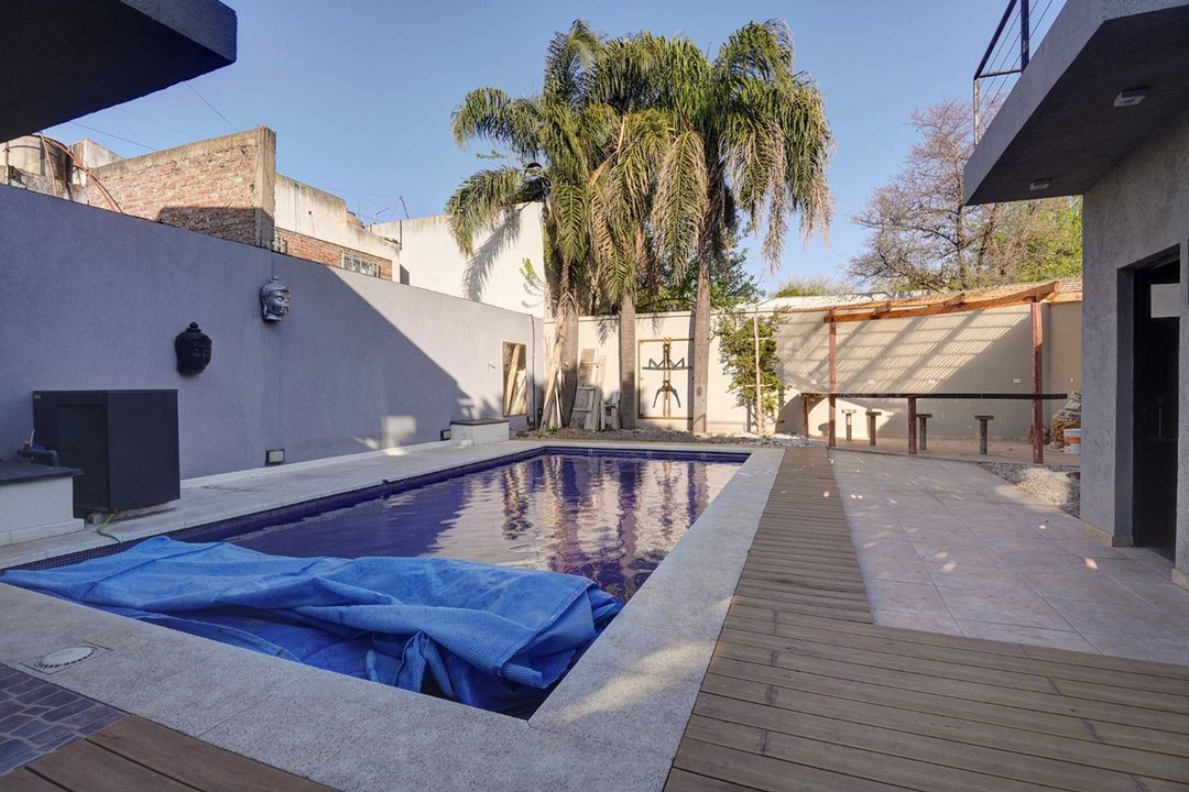 VENTA CASA 5 AMB. PILETA JACCUZZI SAUNA ITUZAINGO