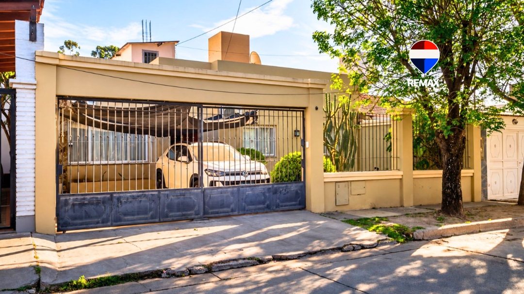 CASA CON PILETA 2 DORM VENTA ZONA CATOLICA