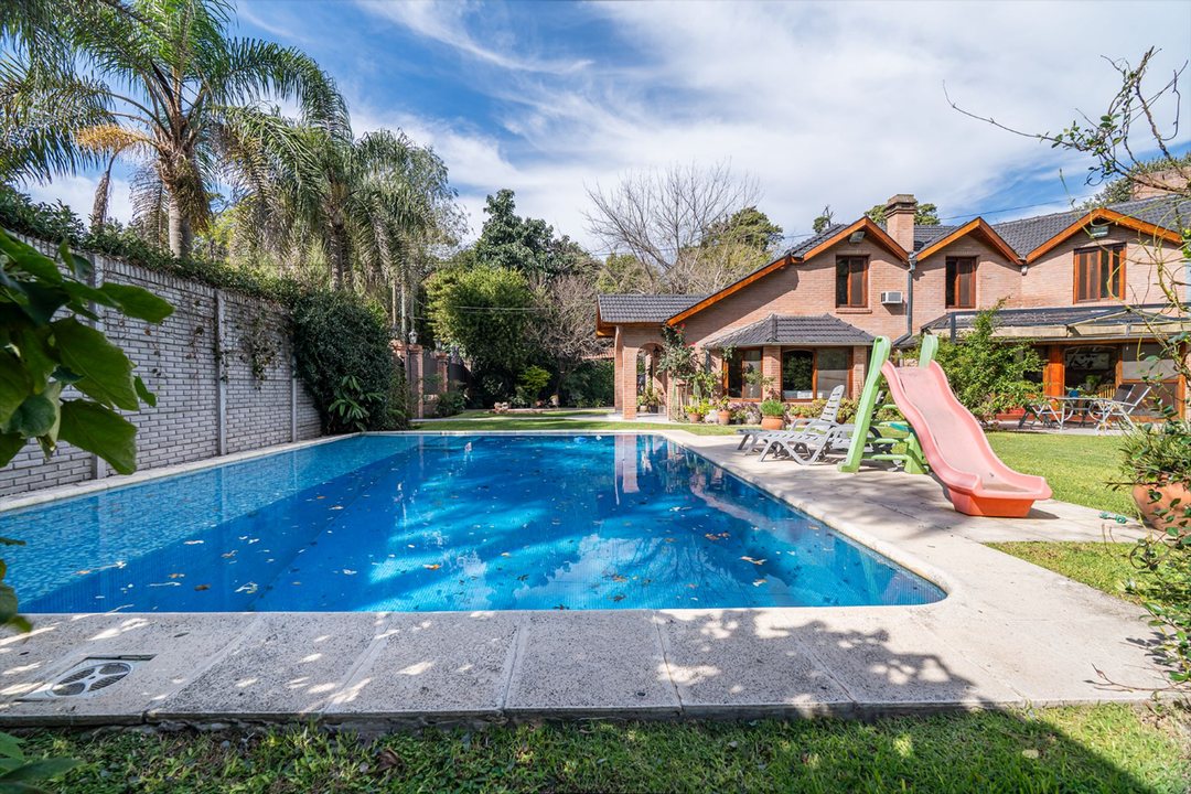 VENTA CASA PARQUE LELOIR 1760 M2 PILETA PERMUTA