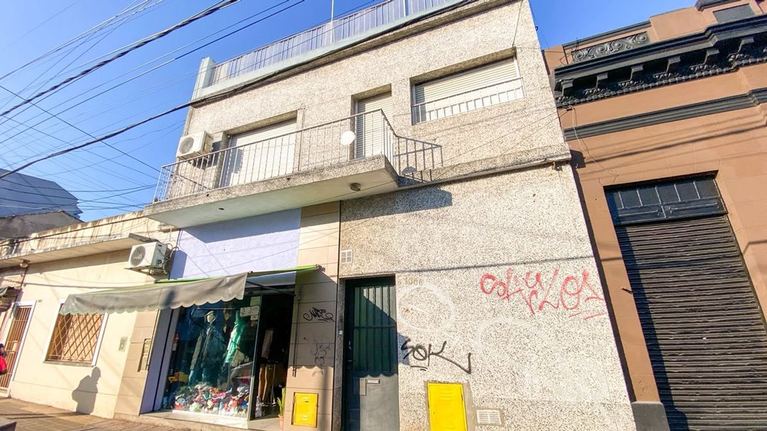 PH EN PLANTA ALTA  CON TERRAZA EN ZONA COMERCIAL