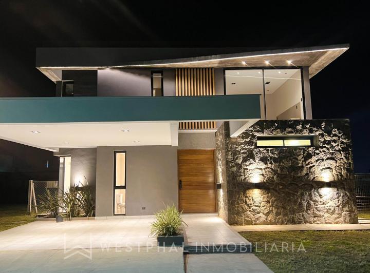 Casa · 215m² · 3 Dormitorios · 2 Cocheras