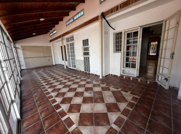 Casa · 200m² · 6 Ambientes · 1 Cochera