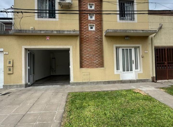 Casa · 121m² · 4 Ambientes · 1 Cochera