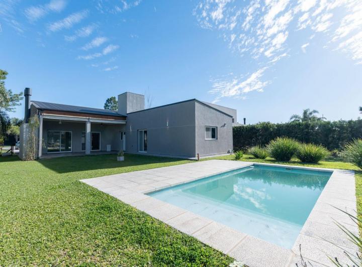 Casa · 176m² · 4 Ambientes · 2 Cocheras