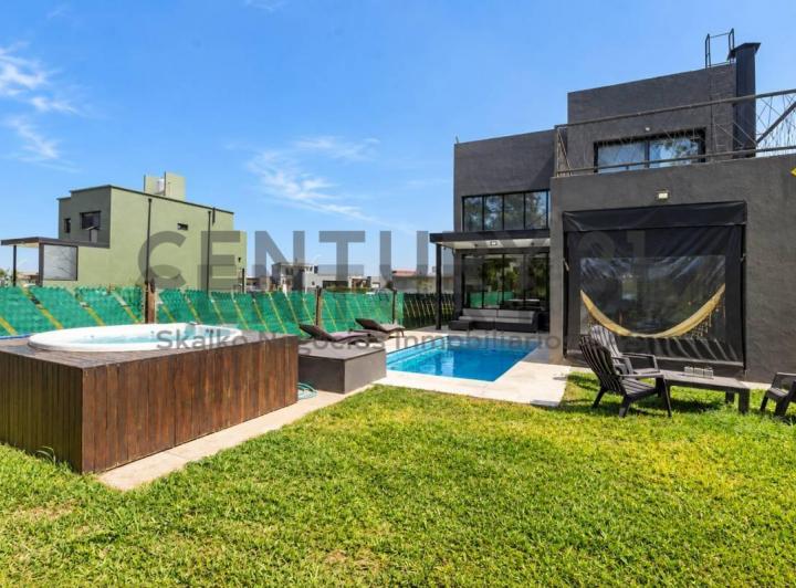 Casa · 190m² · 7 Ambientes · 2 Cocheras