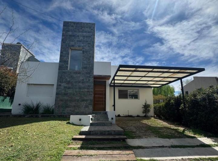 Casa · 130m² · 3 Ambientes · 1 Cochera