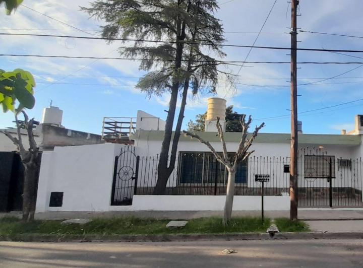 Casa · 60m² · 8 Ambientes · 1 Cochera