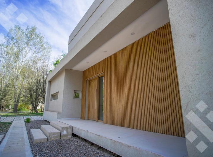 Casa · 200m² · 6 Ambientes · 2 Cocheras