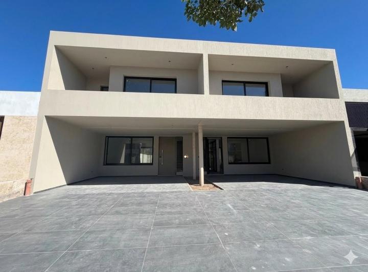 Casa · 170m² · 4 Ambientes · 2 Cocheras