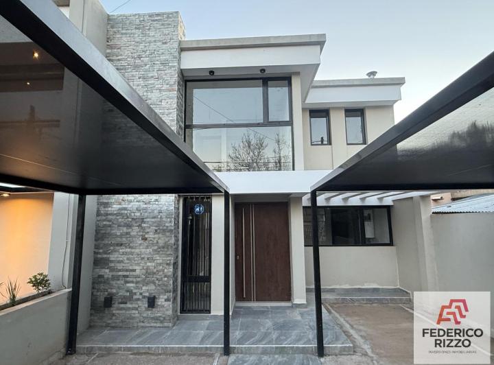 Casa · 160m² · 6 Ambientes · 2 Cocheras