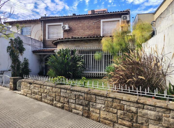 Casa · 226m² · 4 Dormitorios · 2 Cocheras